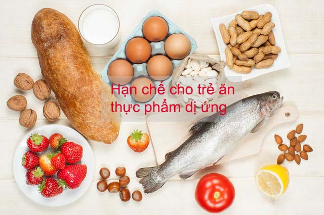 Khi điều trị bệnh chàm sữa cho bé nên hạn chế cho bé ăn thực phẩm dị ứng