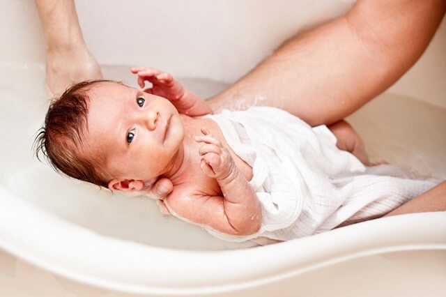 Cách trị chàm sữa cho trẻ sơ sinh bằng cách vệ sinh hàng ngày cho bé