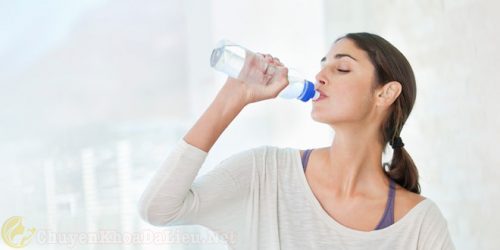 Uống nhiều nước trong ngày ngừa rụng tóc sau sinh