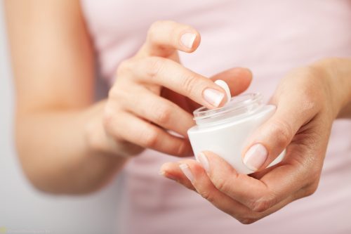 Dùng kem dưỡng ẩm cho da giúp giảm ngứa khi bị eczema