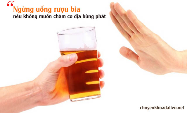 rượu bia là những thức uống kiêng kị đối với người mắc bệnh chàm viêm da cơ địa