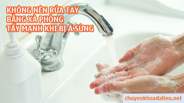 Không nên rửa tay bằng xà phòng tẩy mạnh khi có biểu hiện bệnh á sừng