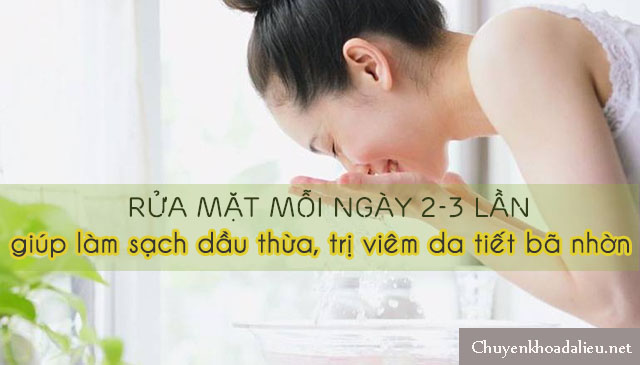 Rửa mặt đúng cách giúp hỗ trợ điều trị bệnh viêm da tiết bã nhờn ở mặt