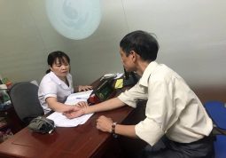 Bác sĩ Nguyễn Thị Lệ Quyên thăm khám cho bệnh nhân