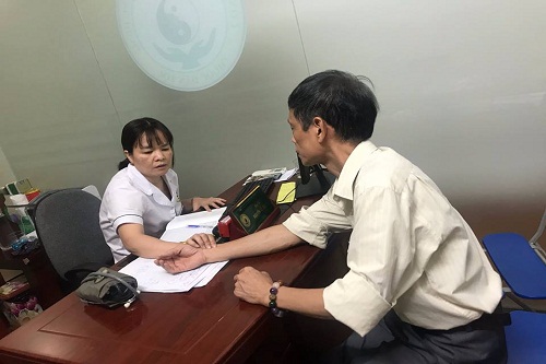 Bác sĩ Nguyễn Thị Lệ Quyên thăm khám cho bệnh nhân