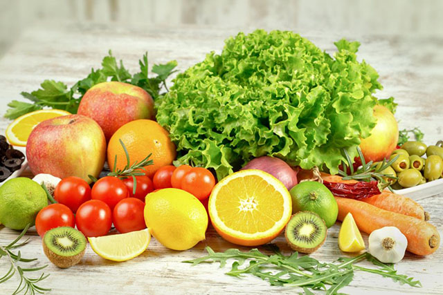 Nên ăn nhiều rau xanh và trái cây tươi khi bị chàm bội nhiễm