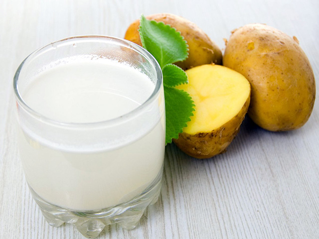 Cho trẻ uống nước ép khoai tây thường xuyên có thể làm giảm các triệu chứng bệnh chàm sữa 