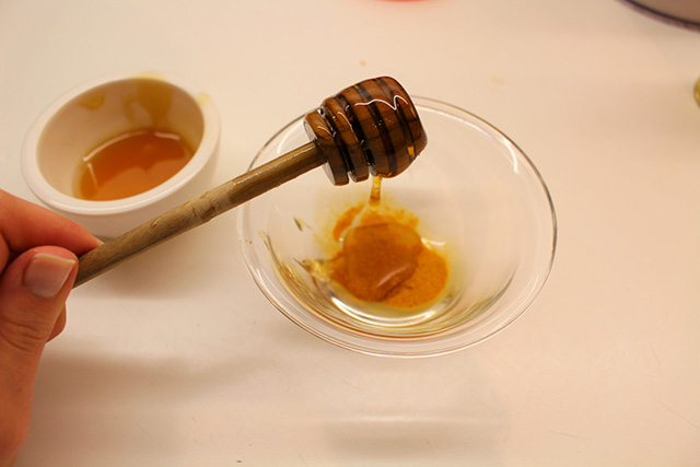Kết hợp mật ong và dầu dừa chữa viêm da tiết bã