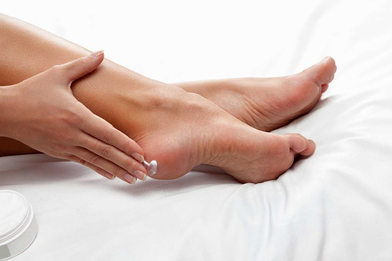 Dưỡng ẩm giúp da mềm và đủ độ ẩm, hạn chế tình trạng khô và bong tróc da do á sừng ở chân