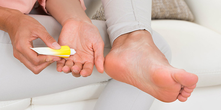 Các thuốc trị á sừng ở chân dạng kem bôi như corticoid thường có tác dụng nhanh trong việc cải thiện triệu chứng nhưng cần thận trọng khi sử dụng
