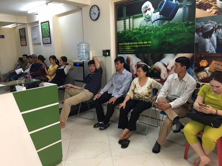 Bệnh nhân chờ khám tại Trung tâm Nghiên cứu và Ứng dụng Thuốc dân tộc số 145 Hoa Lan, P.2, Q. Phú Nhuận