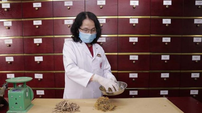 Bác sĩ Phương điều phối bài thuốc